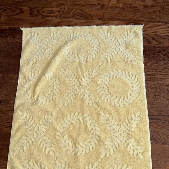 Vintage mid century yellow bath towel with raised wreath & leaf design - Picture 8 of 9